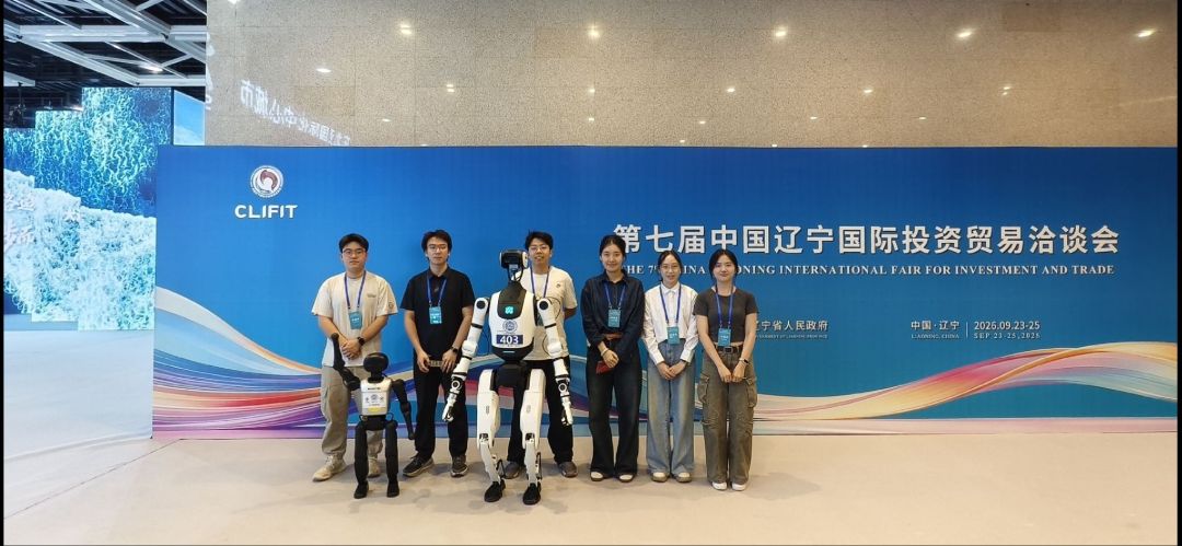 大连理工大学学子携人形机器人亮相第七届辽洽会